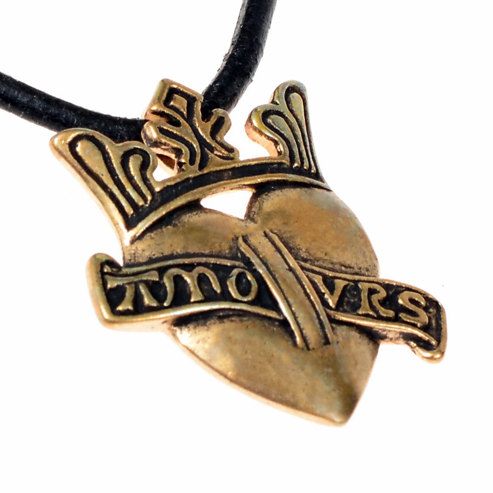 Medieval pendant crowned heart 'Amours' Valenciennes, 14th century, silvered bronze