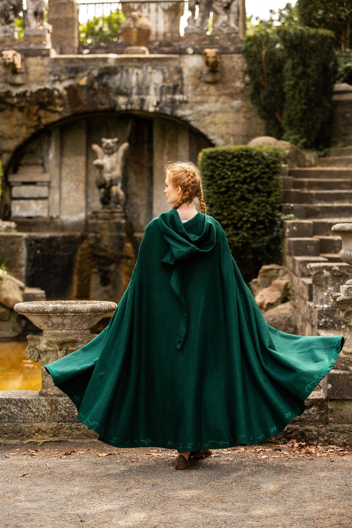 Embroidered cloak Damia with fibula, green, wool mix