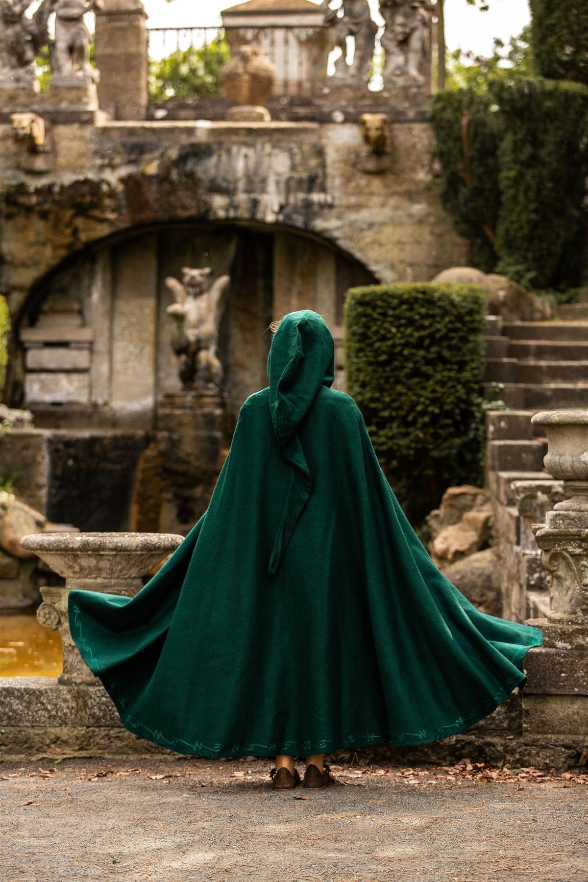 Embroidered cloak Damia with fibula, green, wool mix