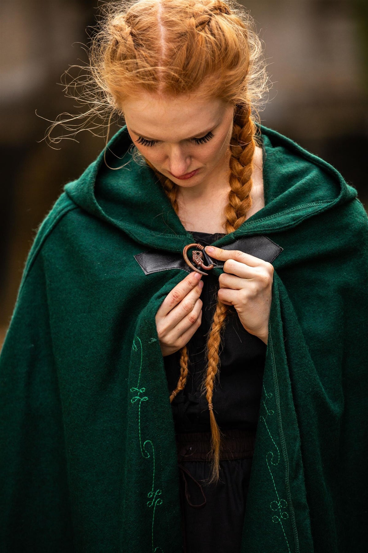 Embroidered cloak Damia with fibula, green, wool mix